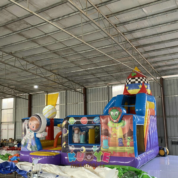 AP129 (27) https://kuoyeinflatables.com/product/ap129-astronaut-bounce-castle/